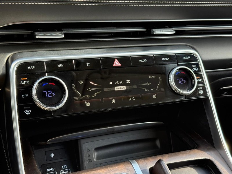 Genesis GV80 Vehicle Full-screen Gallery Image 22