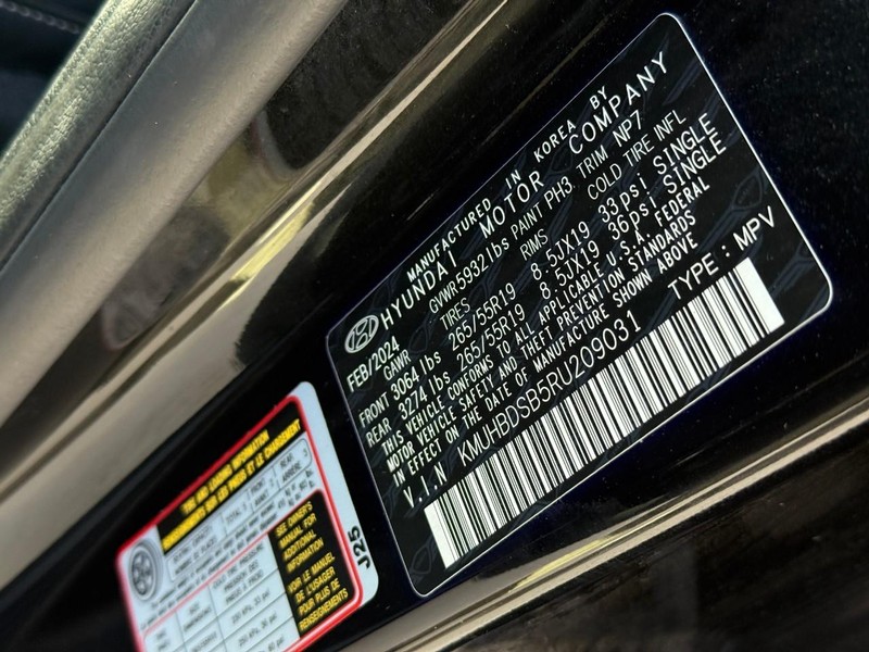 Genesis GV80 Vehicle Full-screen Gallery Image 24