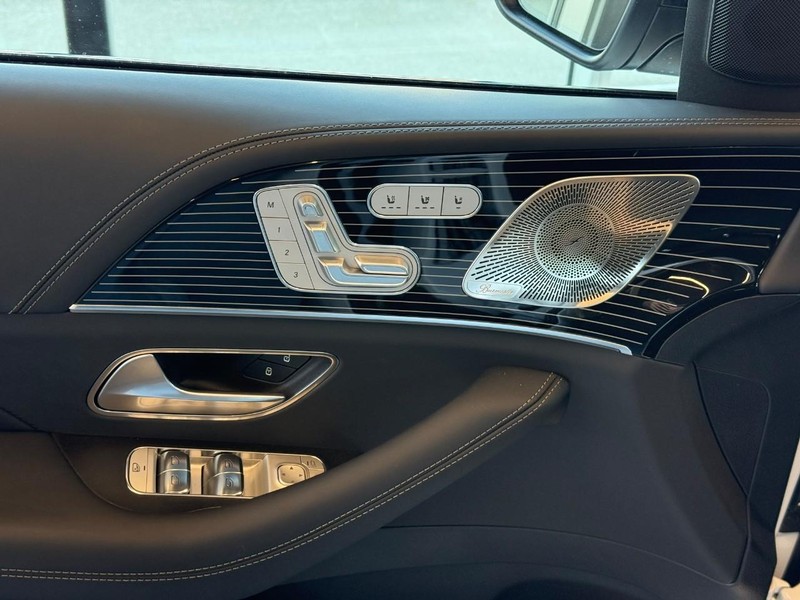 Mercedes-Benz GLE Vehicle Full-screen Gallery Image 7