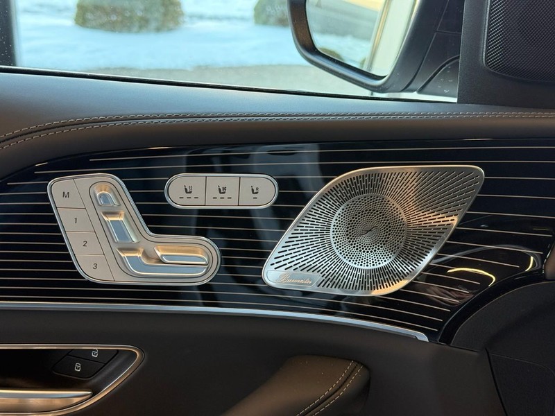 Mercedes-Benz GLE Vehicle Full-screen Gallery Image 8