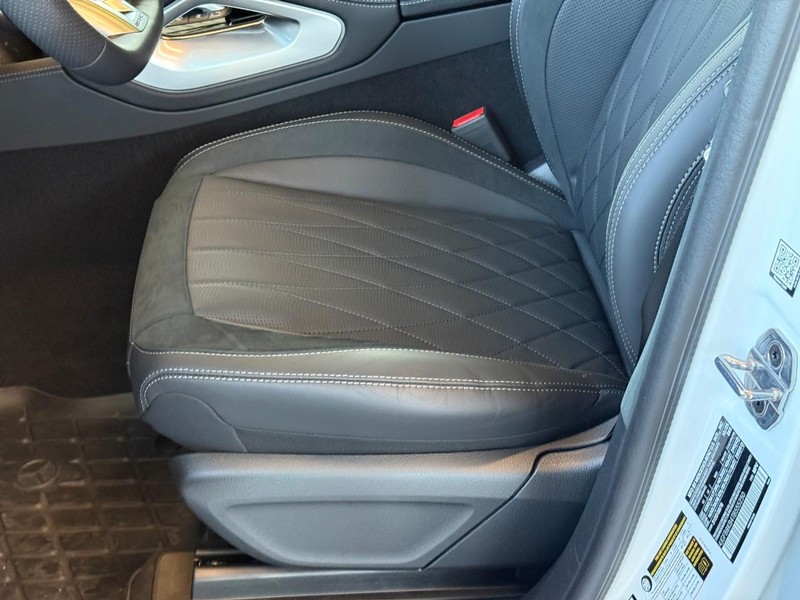 Mercedes-Benz GLE Vehicle Full-screen Gallery Image 9