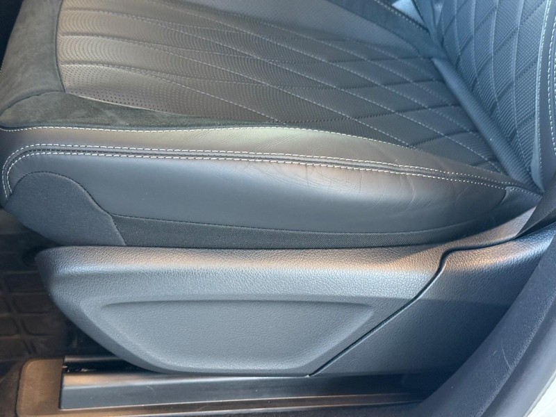 Mercedes-Benz GLE Vehicle Full-screen Gallery Image 10