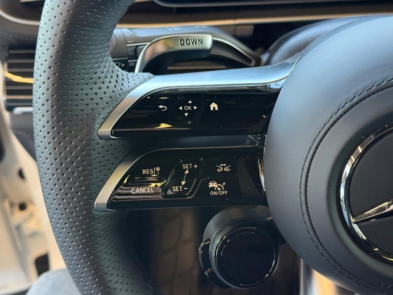 Mercedes-Benz GLE Vehicle Full-screen Gallery Image 11