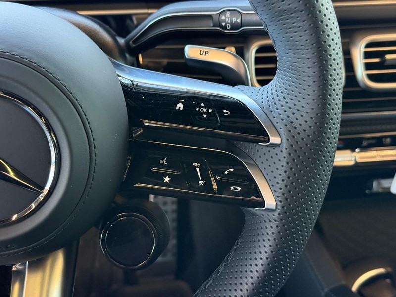 Mercedes-Benz GLE Vehicle Full-screen Gallery Image 12