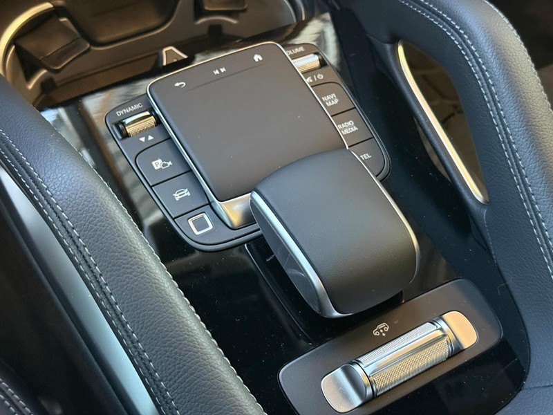 Mercedes-Benz GLE Vehicle Full-screen Gallery Image 13