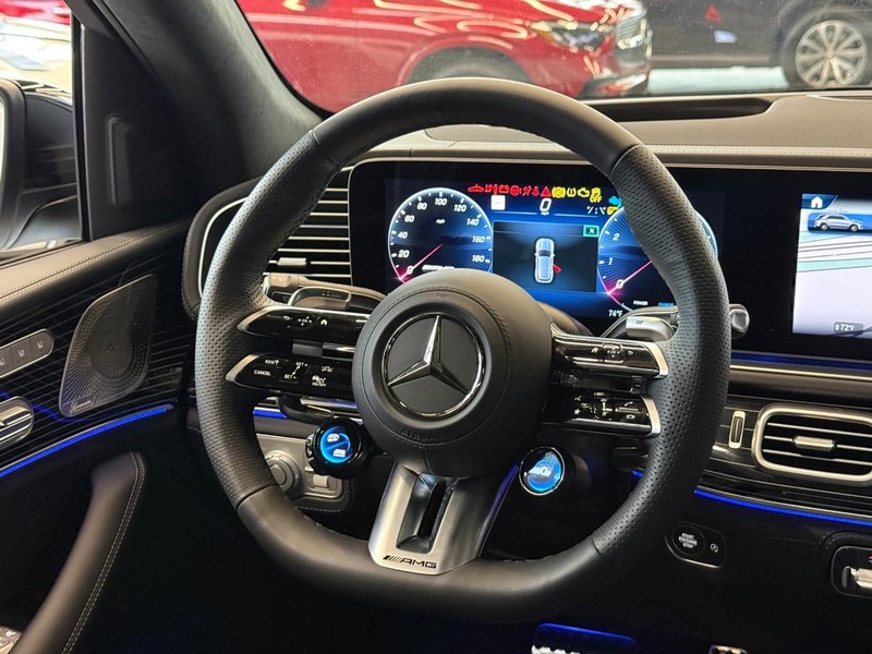 Mercedes-Benz GLE Vehicle Full-screen Gallery Image 15