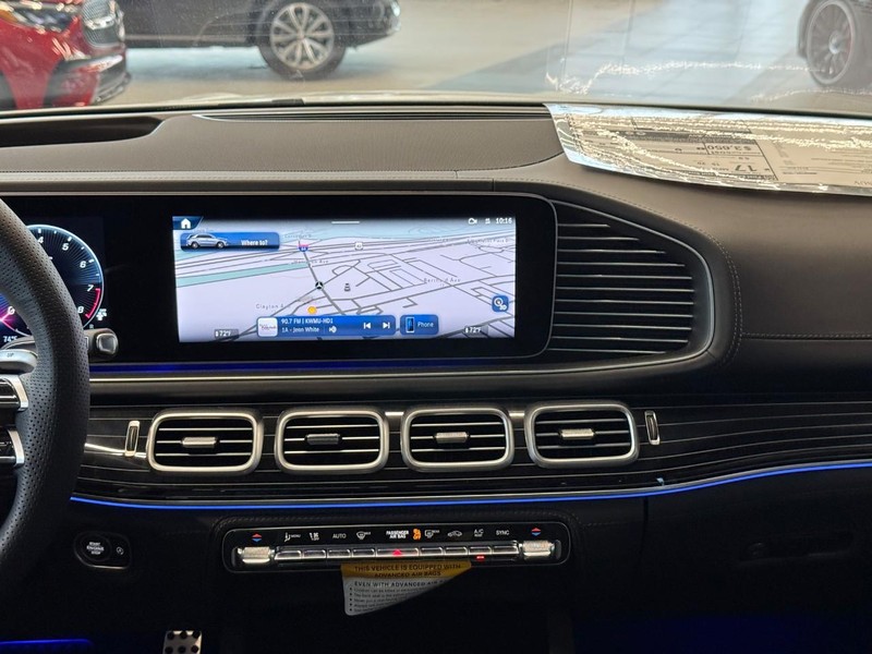 Mercedes-Benz GLE Vehicle Full-screen Gallery Image 16