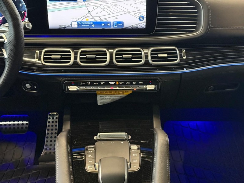 Mercedes-Benz GLE Vehicle Full-screen Gallery Image 17