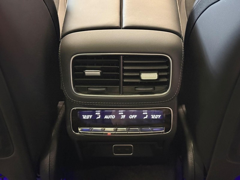 Mercedes-Benz GLE Vehicle Full-screen Gallery Image 18
