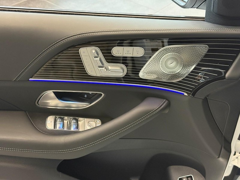Mercedes-Benz GLE Vehicle Full-screen Gallery Image 19