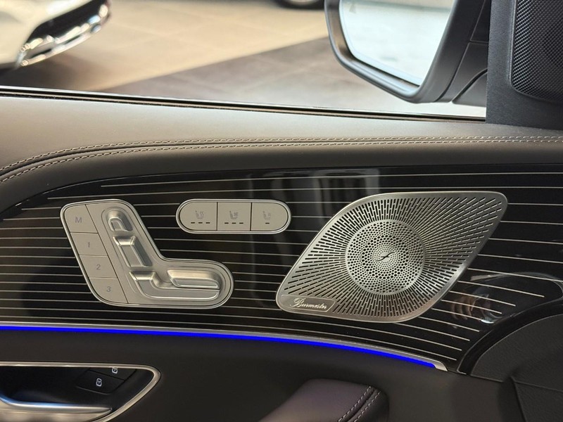 Mercedes-Benz GLE Vehicle Full-screen Gallery Image 20