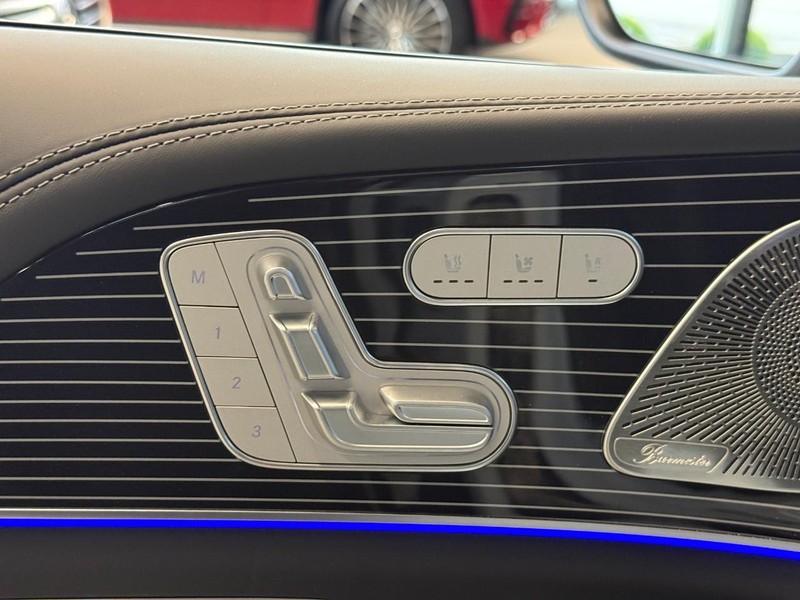 Mercedes-Benz GLE Vehicle Full-screen Gallery Image 21