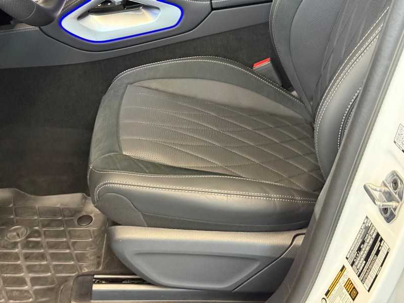 Mercedes-Benz GLE Vehicle Full-screen Gallery Image 22