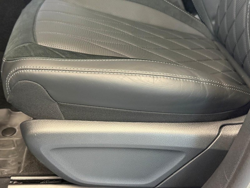 Mercedes-Benz GLE Vehicle Full-screen Gallery Image 23