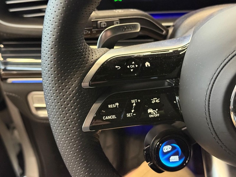 Mercedes-Benz GLE Vehicle Full-screen Gallery Image 24