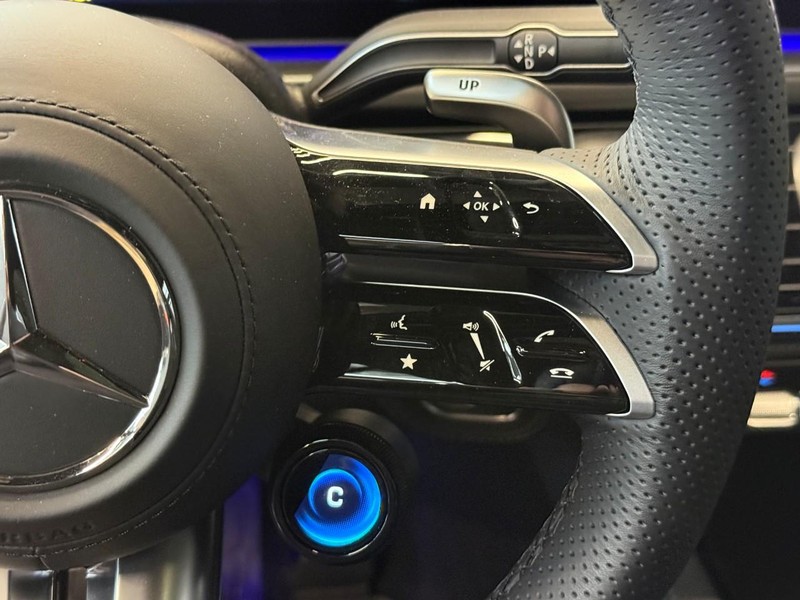 Mercedes-Benz GLE Vehicle Full-screen Gallery Image 25
