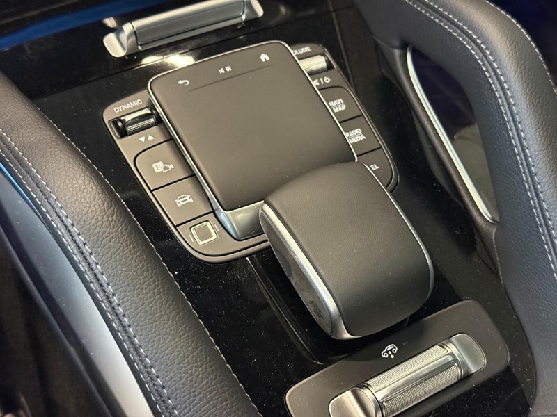 Mercedes-Benz GLE Vehicle Full-screen Gallery Image 26