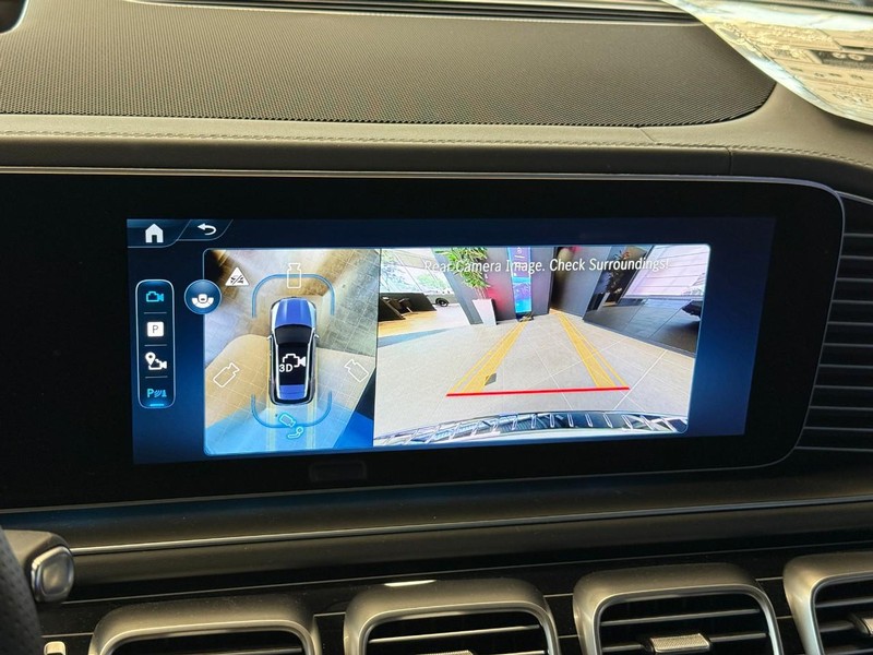 Mercedes-Benz GLE Vehicle Full-screen Gallery Image 28