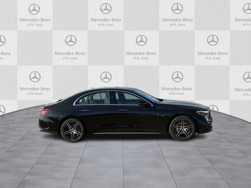 Mercedes-Benz E-Class Vehicle Full-screen Gallery Image 2