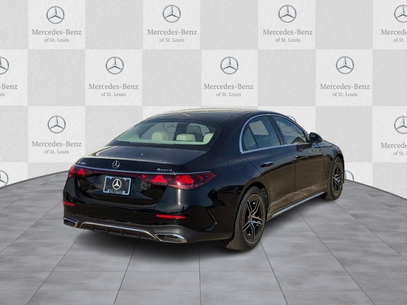 Mercedes-Benz E-Class Vehicle Full-screen Gallery Image 3