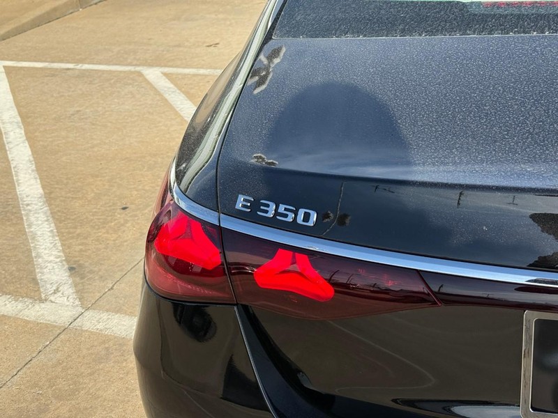 Mercedes-Benz E-Class Vehicle Full-screen Gallery Image 4