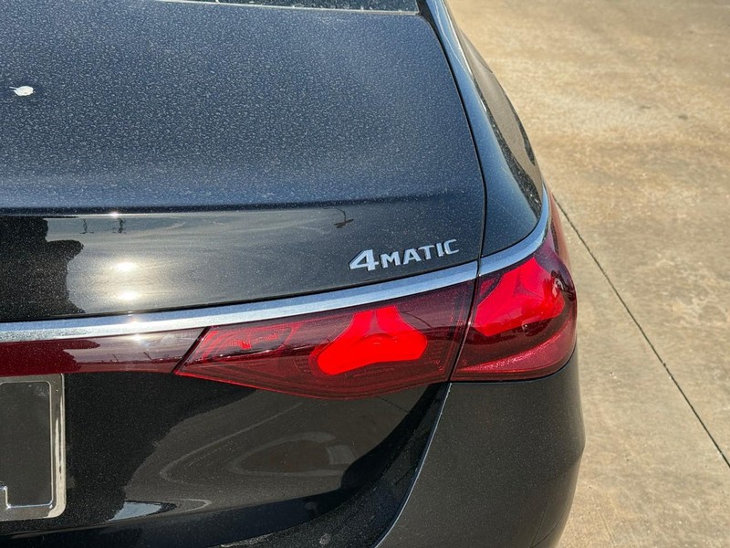 Mercedes-Benz E-Class Vehicle Full-screen Gallery Image 5