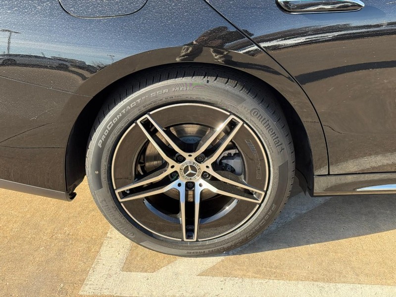 Mercedes-Benz E-Class Vehicle Full-screen Gallery Image 6