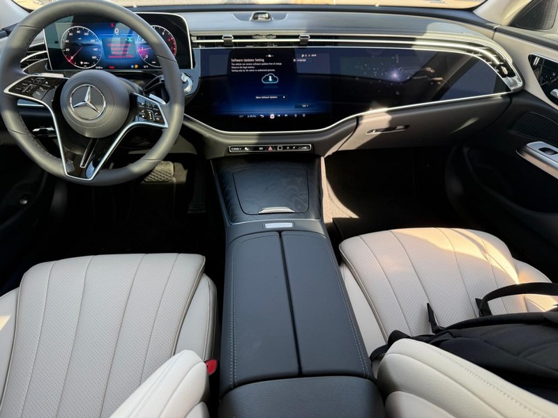 Mercedes-Benz E-Class Vehicle Full-screen Gallery Image 8