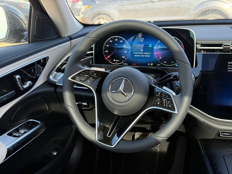 Mercedes-Benz E-Class Vehicle Full-screen Gallery Image 9