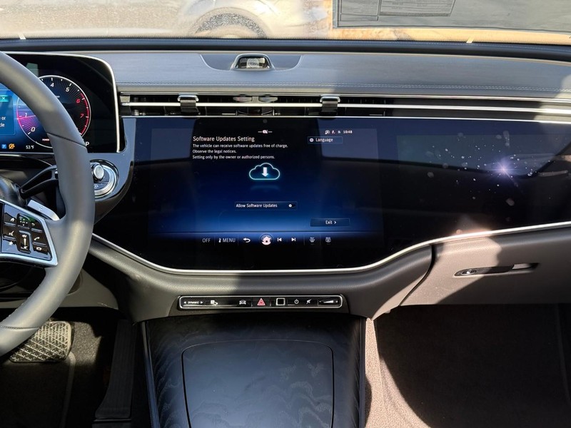 Mercedes-Benz E-Class Vehicle Full-screen Gallery Image 10