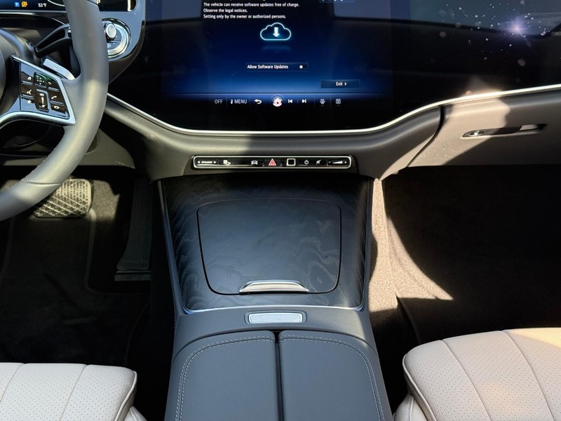 Mercedes-Benz E-Class Vehicle Full-screen Gallery Image 11