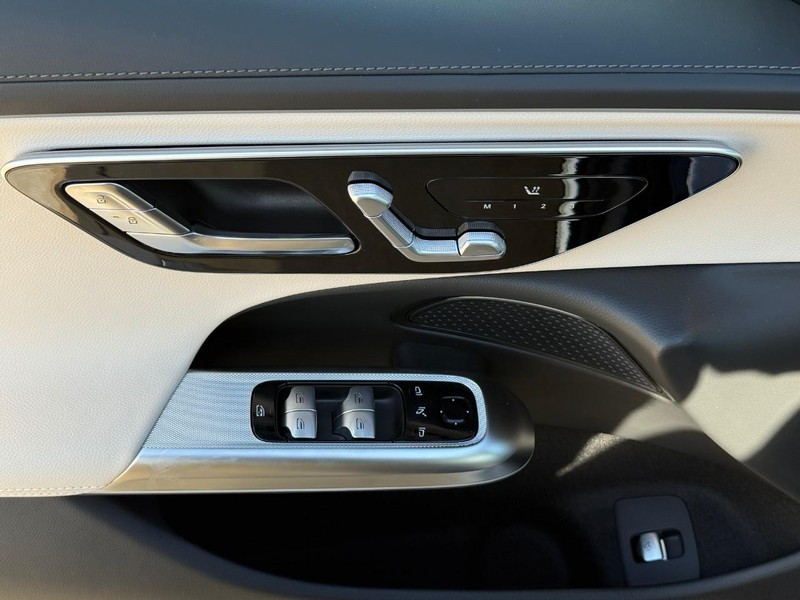 Mercedes-Benz E-Class Vehicle Full-screen Gallery Image 12