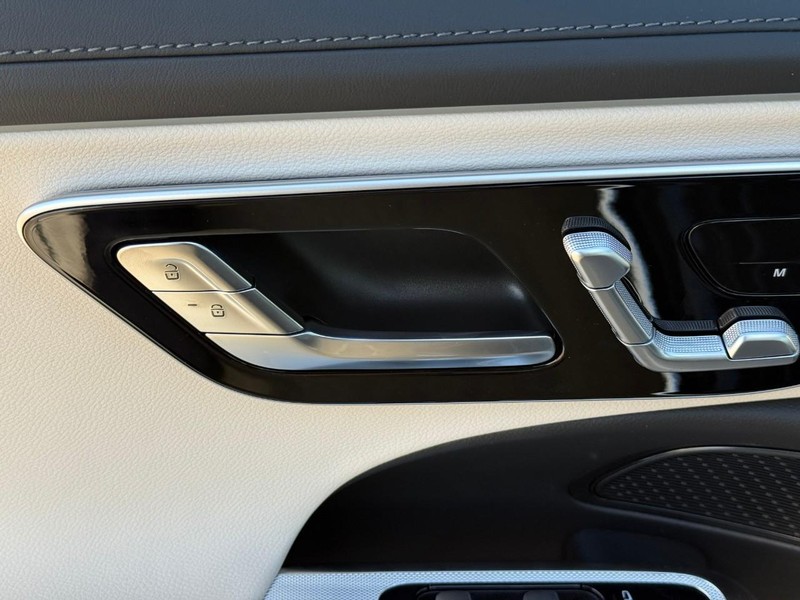 Mercedes-Benz E-Class Vehicle Full-screen Gallery Image 13