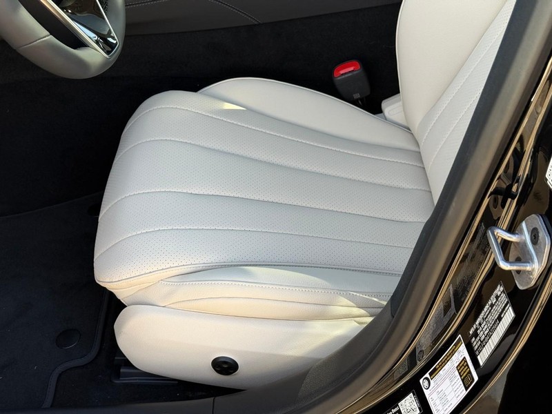 Mercedes-Benz E-Class Vehicle Full-screen Gallery Image 14