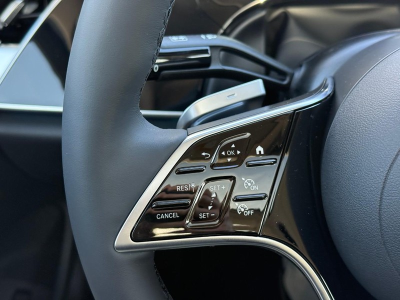 Mercedes-Benz E-Class Vehicle Full-screen Gallery Image 15