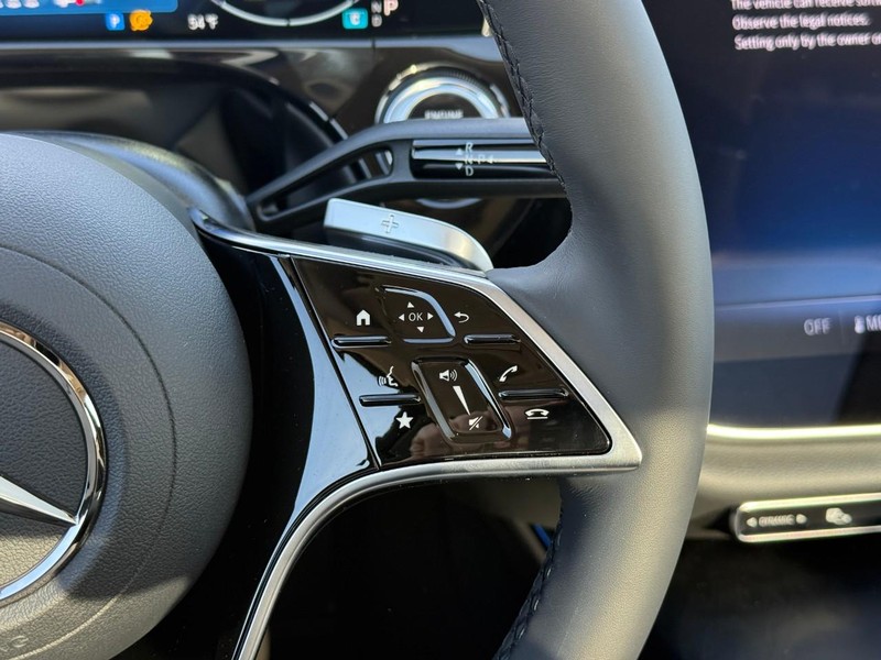 Mercedes-Benz E-Class Vehicle Full-screen Gallery Image 16