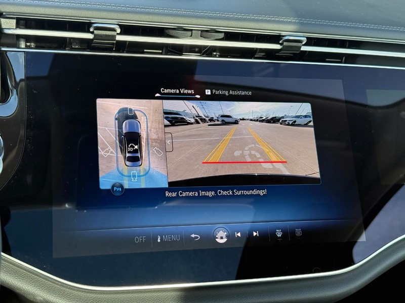 Mercedes-Benz E-Class Vehicle Full-screen Gallery Image 17