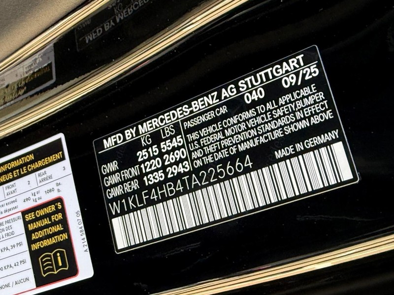 Mercedes-Benz E-Class Vehicle Full-screen Gallery Image 18