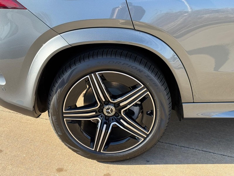 Mercedes-Benz GLE Vehicle Full-screen Gallery Image 5