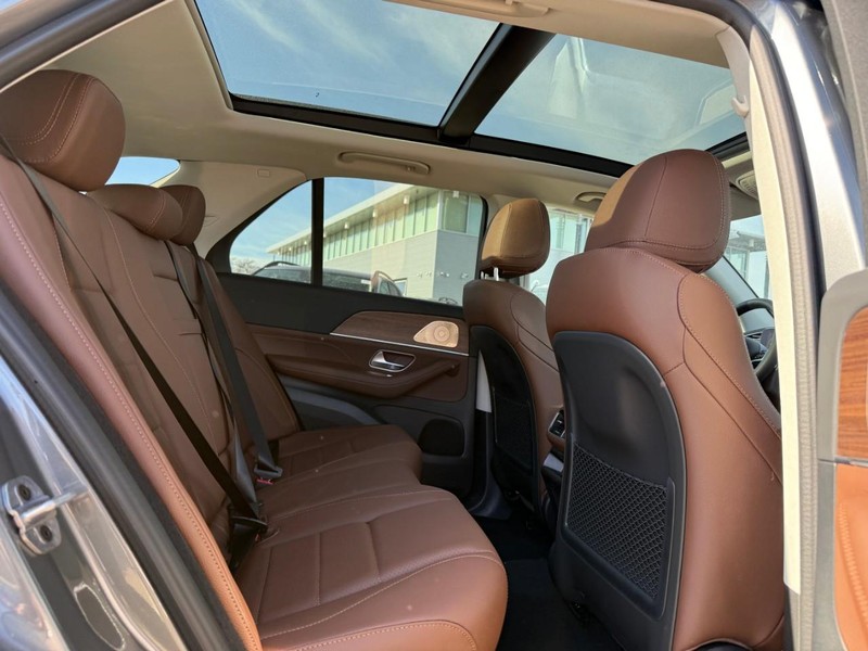 Mercedes-Benz GLE Vehicle Full-screen Gallery Image 6