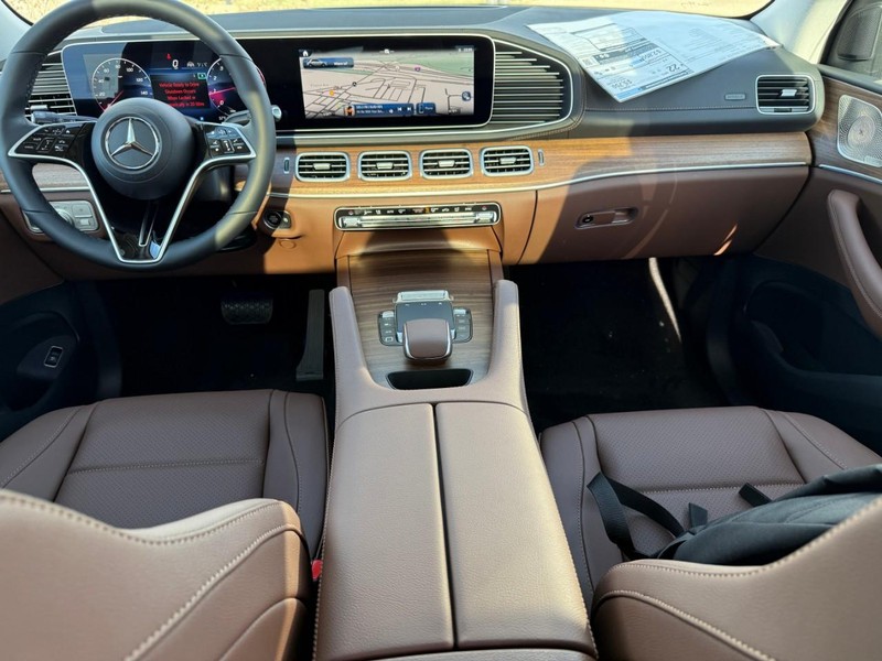 Mercedes-Benz GLE Vehicle Full-screen Gallery Image 7