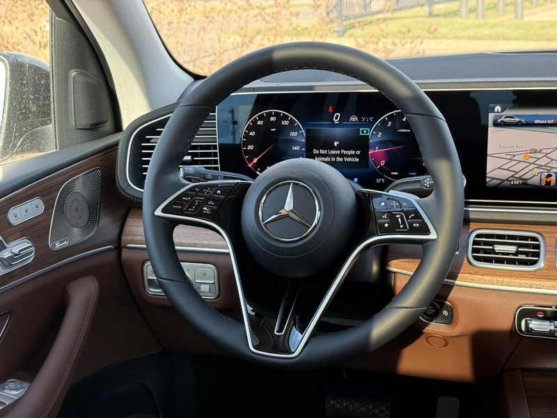 Mercedes-Benz GLE Vehicle Full-screen Gallery Image 8