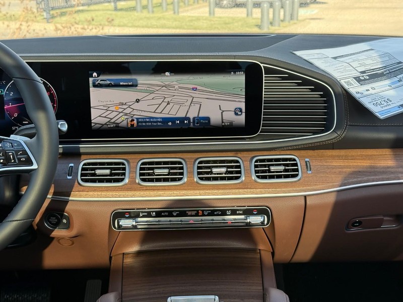 Mercedes-Benz GLE Vehicle Full-screen Gallery Image 9