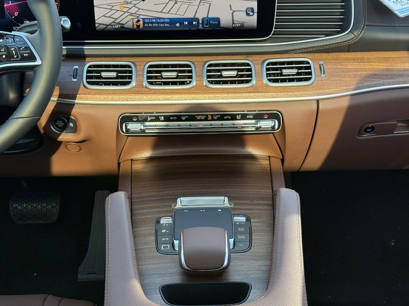 Mercedes-Benz GLE Vehicle Full-screen Gallery Image 10