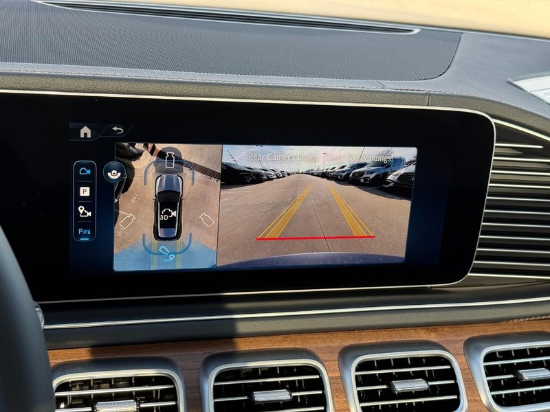 Mercedes-Benz GLE Vehicle Full-screen Gallery Image 17