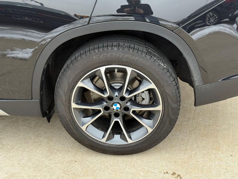 BMW X5 Vehicle Full-screen Gallery Image 4