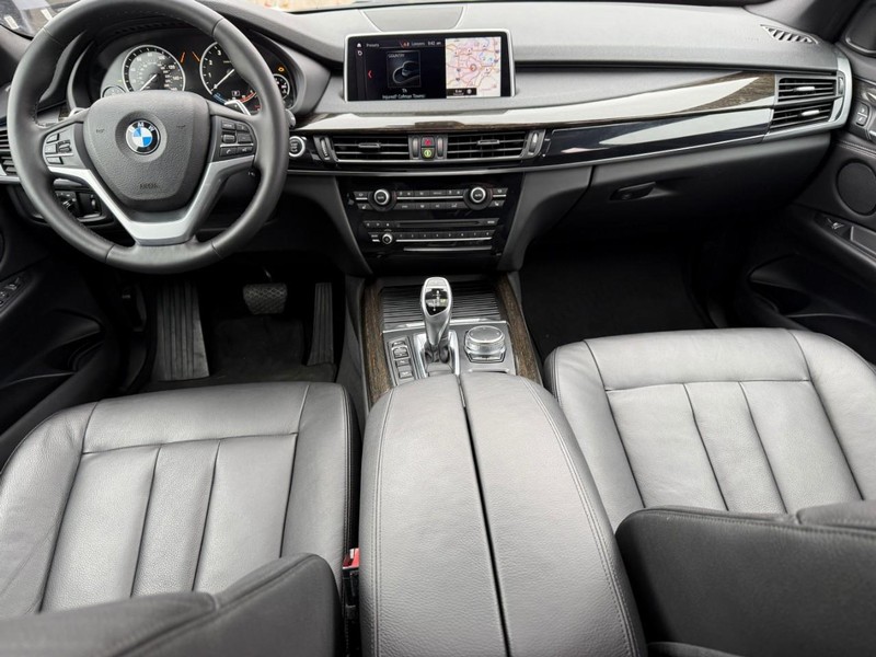 BMW X5 Vehicle Full-screen Gallery Image 9