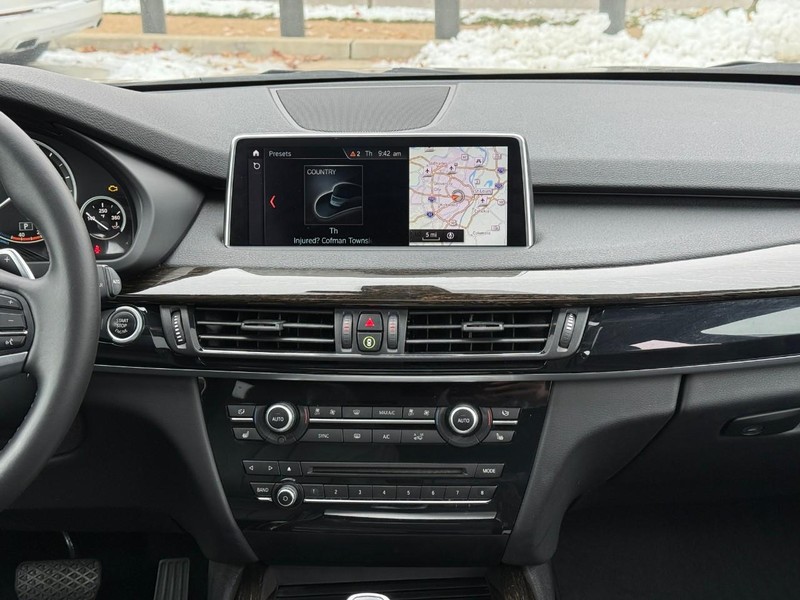 BMW X5 Vehicle Full-screen Gallery Image 11