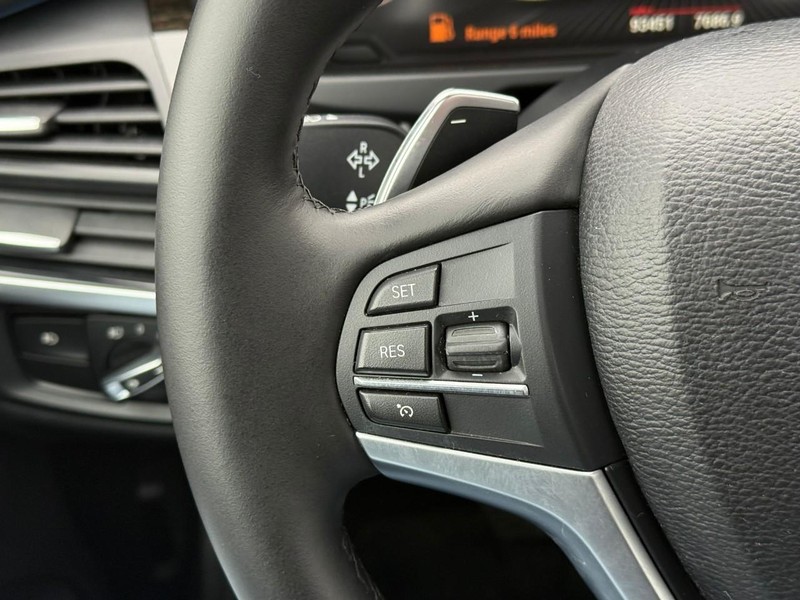 BMW X5 Vehicle Full-screen Gallery Image 16