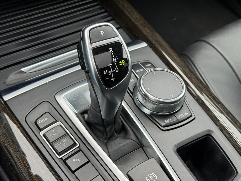 BMW X5 Vehicle Full-screen Gallery Image 19